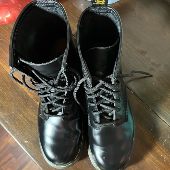 DR MARTENS 1460 LACE UP BOOTS. SIZE 8 - Picture 6 of 8
